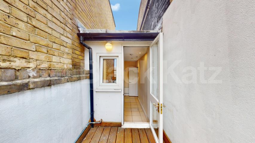 Stylish 3 Bedroom Flat on Quiet Residential Street Rochester Road, Camden